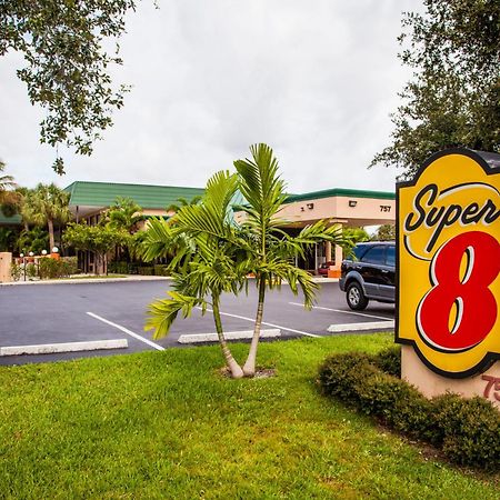 Super 8 By Wyndham North Palm Beach Exterior photo