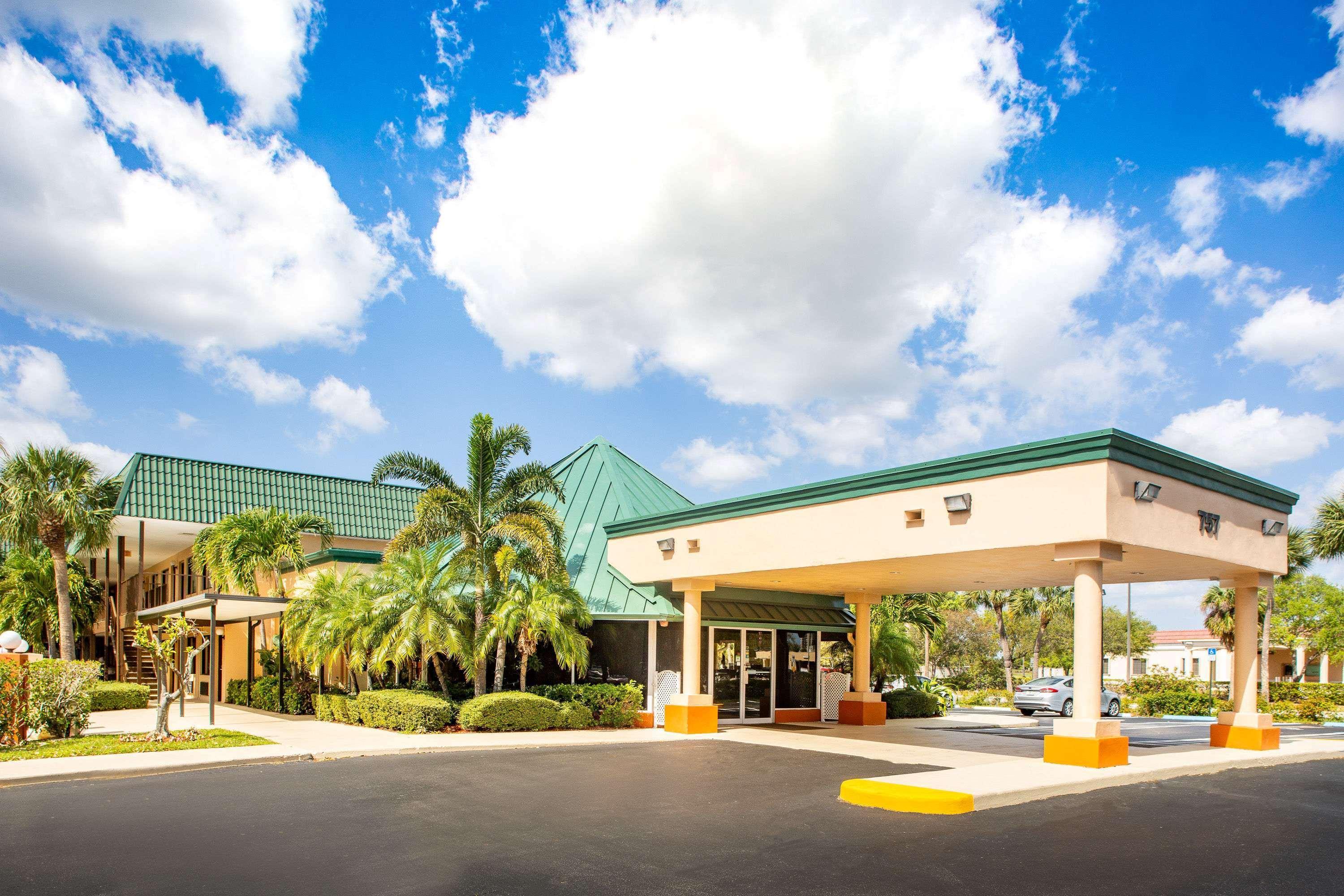 Super 8 By Wyndham North Palm Beach Exterior photo