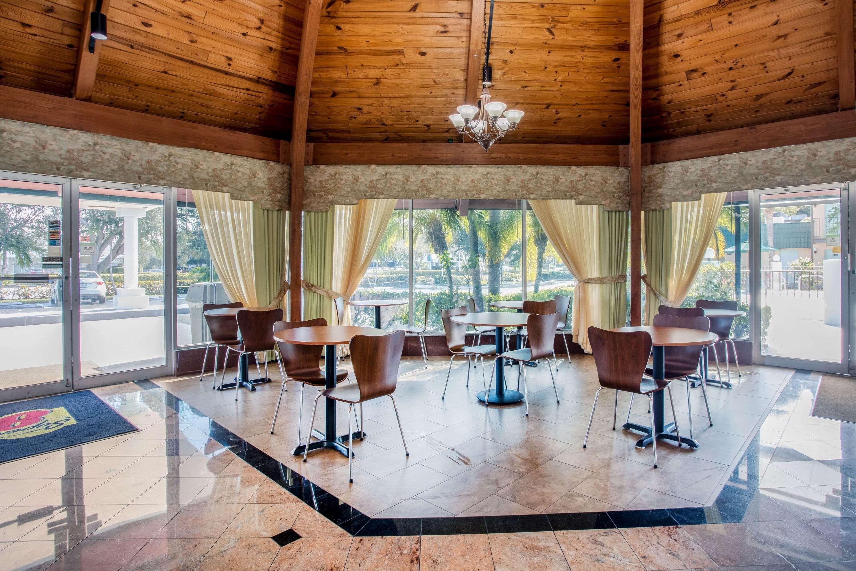 Super 8 By Wyndham North Palm Beach Exterior photo