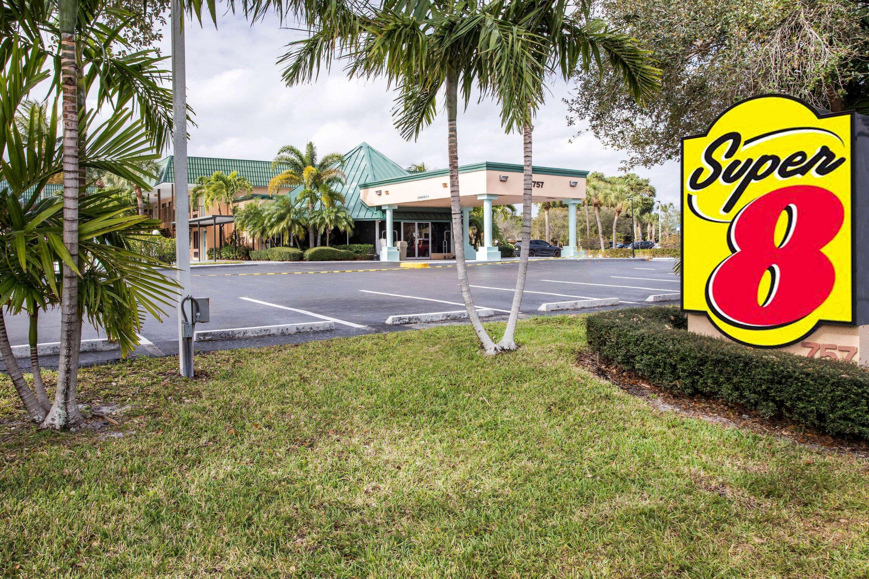 Super 8 By Wyndham North Palm Beach Exterior photo